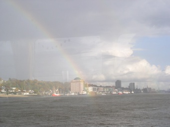 Regenbogen im Hafen